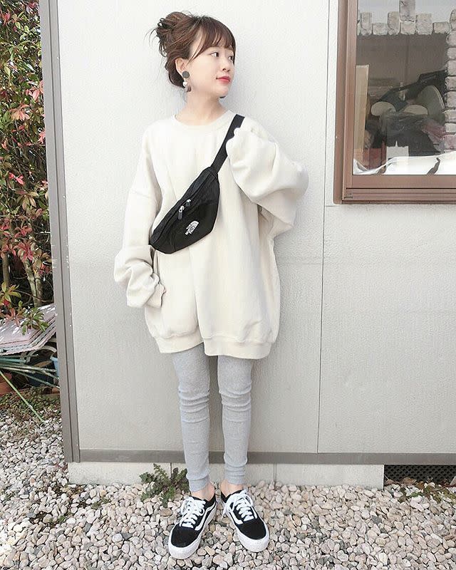 冬の服装♡白に合う色×グレーコーデ｜ニット・スカート・コート | おしゃれ天気